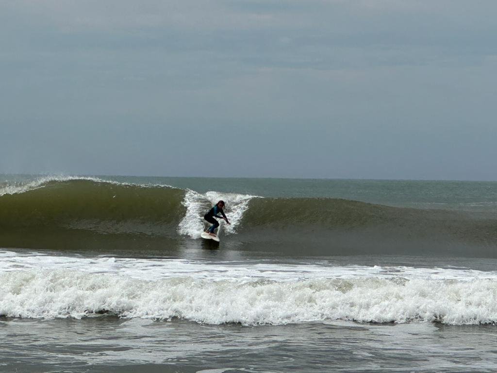 Alumna de Las Toninas surfeando una ola en Playa Brava, Punta del Este