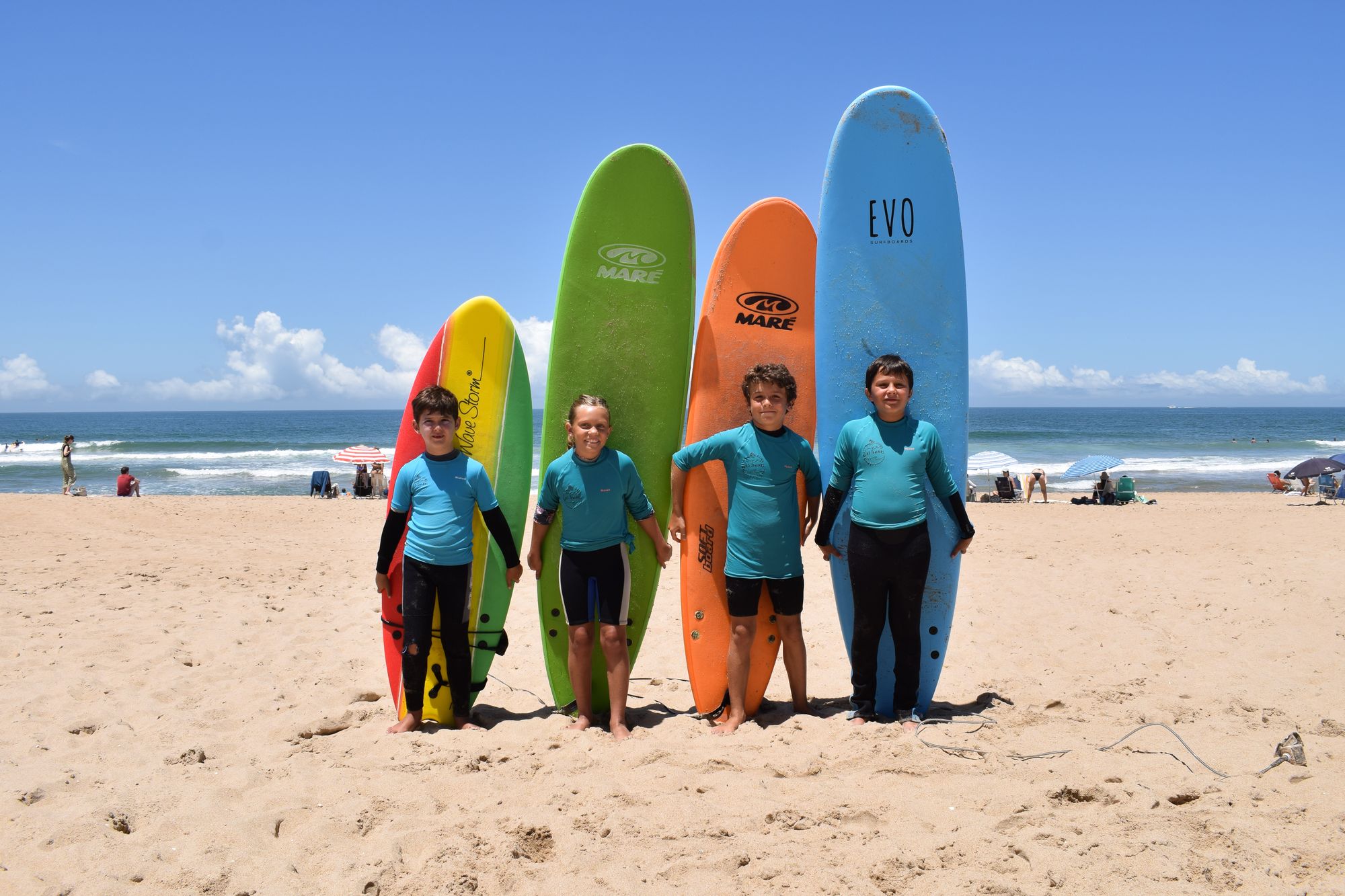 Alumnos de la escuela de surf Las Toninas con sus tablas en Playa Brava