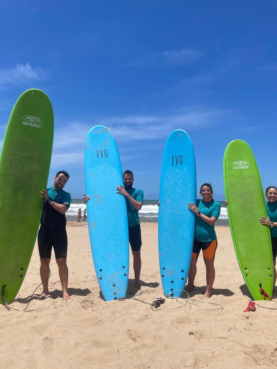 Alumnos adultos de Las Toninas con tablas softboard en Playa Brava