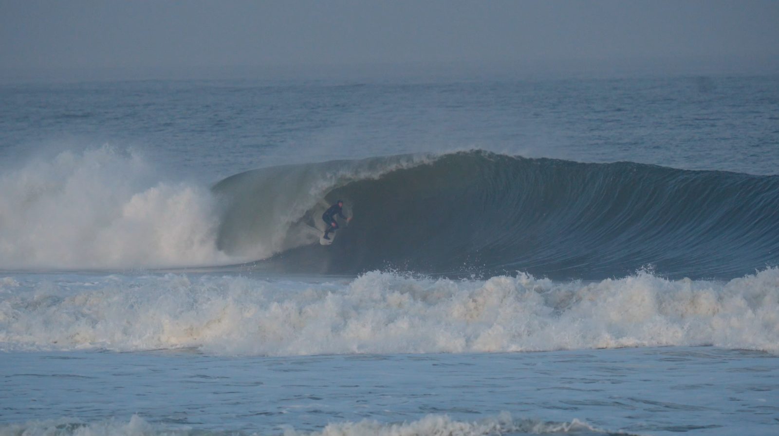 Instructor de Las Toninas surfeando un tubo en Punta del Este
